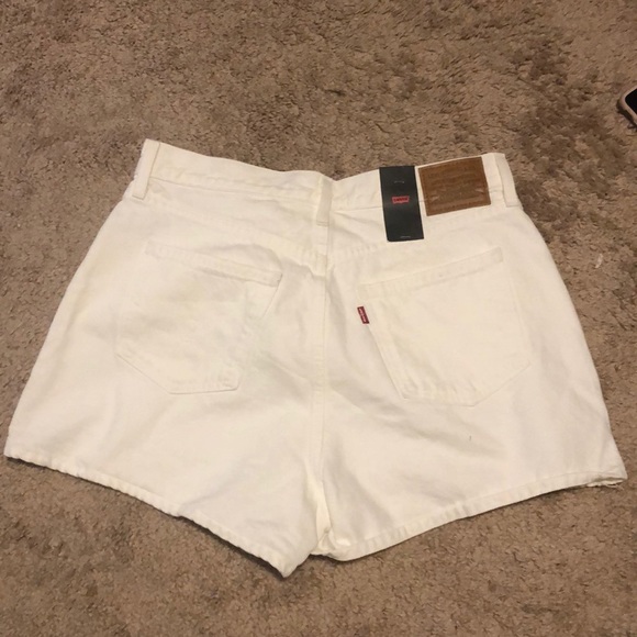 Levi’s White Shorts NWT - Picture 2 of 2